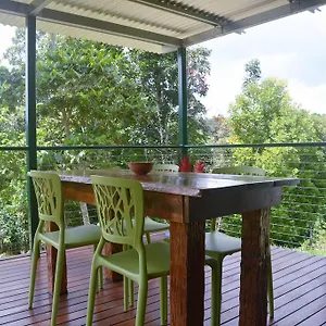 https://mena-creek-flower-house.queenslandhotels.net